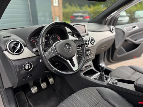 Mercedes-Benz B 180 Xenon Navi PanoD. Teilleder SHZ