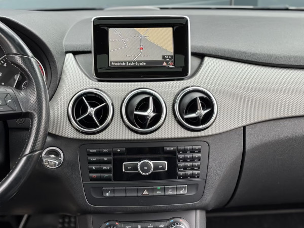 Mercedes-Benz B 180 Xenon Navi PanoD. Teilleder SHZ